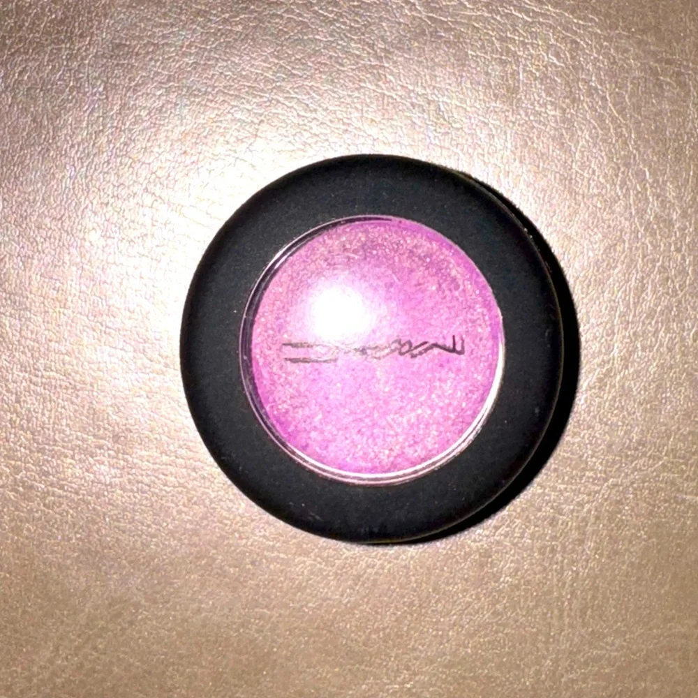 MAC Cosmetics Creme De Violet Eyeshadow